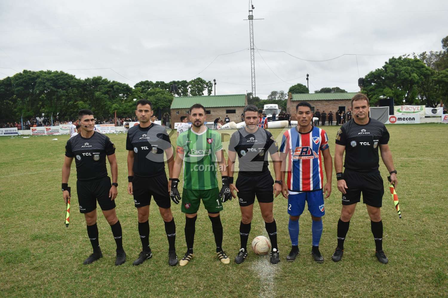 Capitanes y la terna arbitral en el partido de vuelta en el "Nemesio Pilin Montoto". Foto: Sur24.