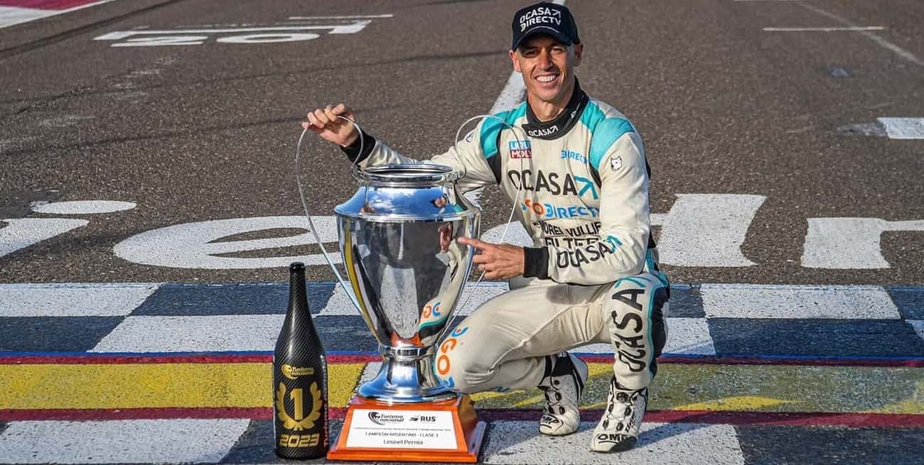 Leonel Pernía se consagró campeón de la categoría (Clase 3 de Turismo Nacional) en Viedma y luego de revisar el auto le encontraron un tercer balazo.