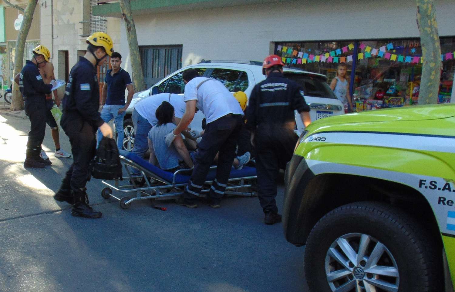 Los motociclistas heridos fueron trasladados por el SIES al Hospital. Crédito: Bomberos de Venado.
