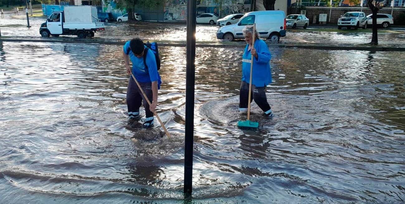 Sorpresa en Rosario: repentina lluvia torrencial anegó sectores de la zona norte