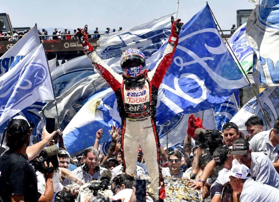 El festejo de Werner por su tercer campeonato en la máxima categoría del automovilismo argentino.