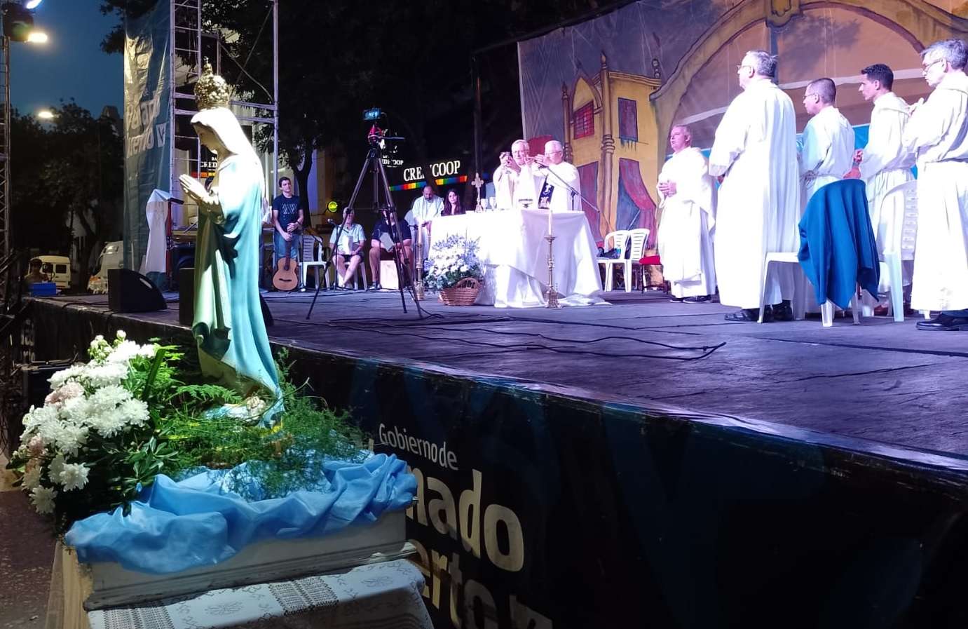 Fiestas Patronales: multitud en la Misa y encendido del Arbolito en plaza San Martín