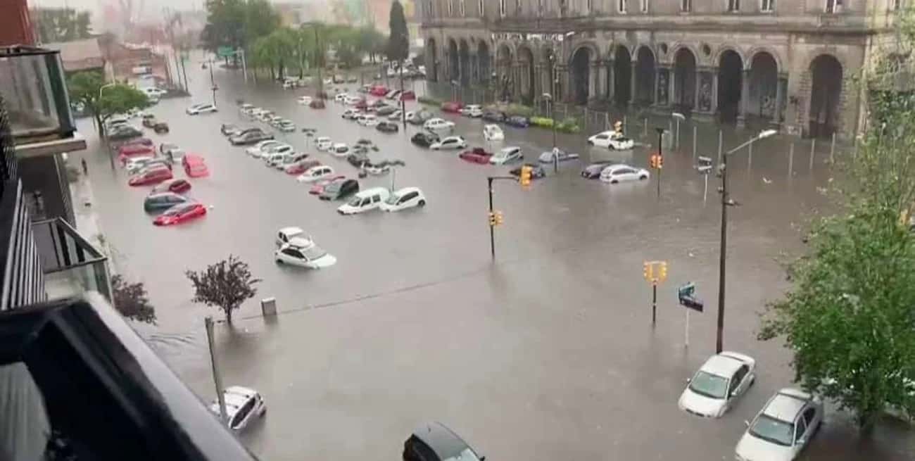Calles llenas de agua y autos inundados en la capital uruguaya.