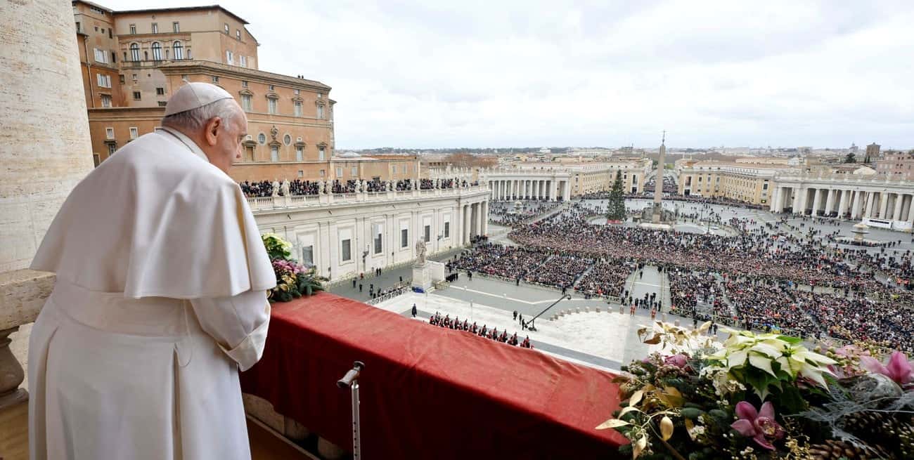 El Papa Francisco pronuncia su tradicional mensaje Urbi et Orbi desde el balcón de la Basílica de San Pedro. Crédito: REUTERS.