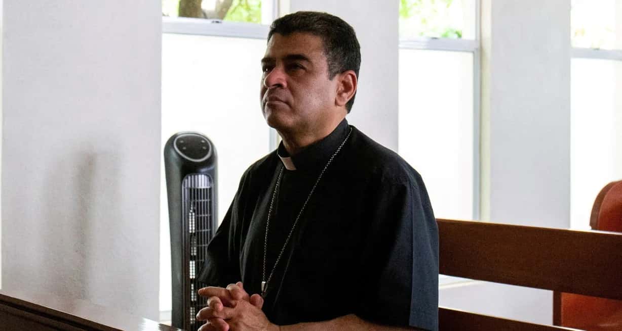 Rolando Álvarez, obispo de la diócesis de Matagalpa y crítico del presidente nicaragüense Daniel Ortega, orando en la iglesia católica de Managua donde se refugiaba, acusando que había sido fijado como un objetivo de la policía, en Managua, el 20 de mayo de 2022. Crédito: Maynor Valenzuela/Reuters
