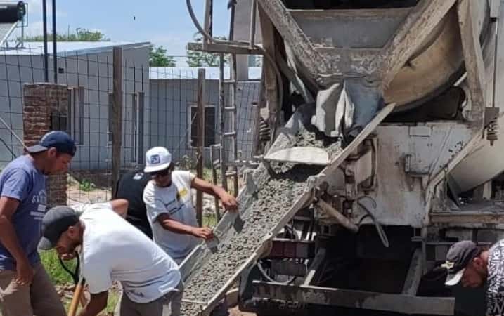 Se realizan trabajos de hormigonado en calle Paraguay, entre Azopardo y Vicente López y Planes. Crédito: Municipalidad de Firmat.