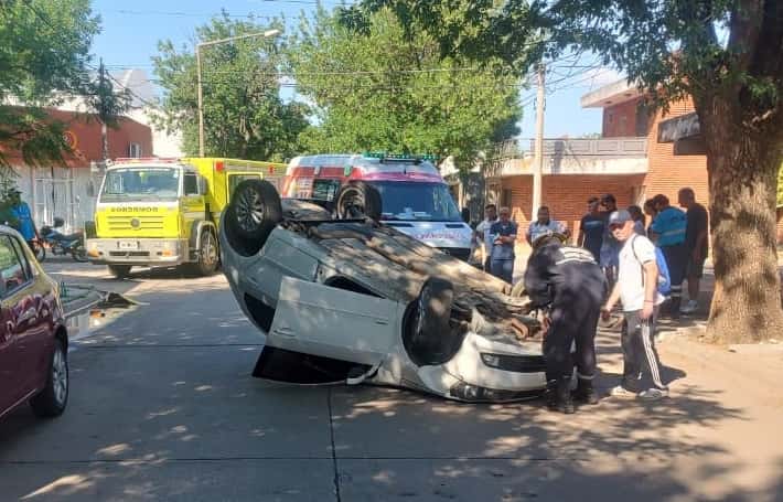 Venado Tuerto: auto perdió el control y volcó en Alvear y Azcuénaga