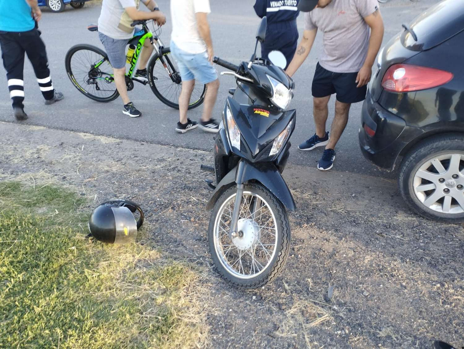 La motociclista debió ser hospitalizada. Foto: Bomberos de Venado Tuerto.