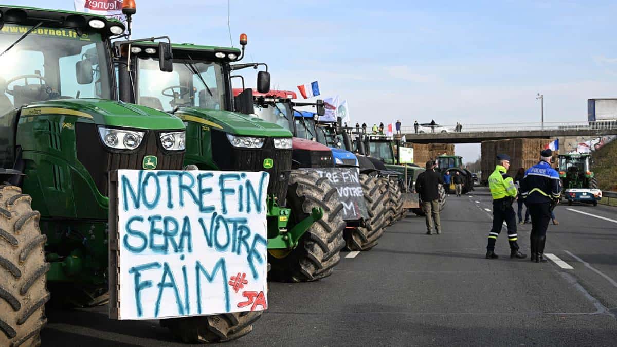 Los agricultores comenzaron a bloquear París y ponen en jaque al Gobierno. Foto: AFP