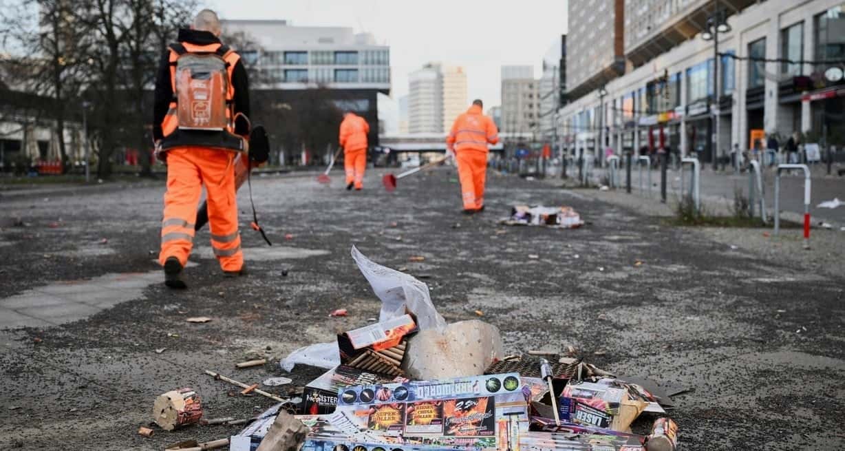 Las calles del centro de Berlín amanecieron cubiertas de basura. Foto: Reuters