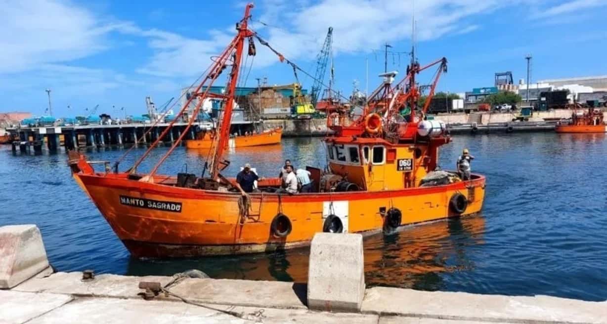 Rescataron a dos tripulantes de una embarcación que se hundía cerca de Mar del Plata