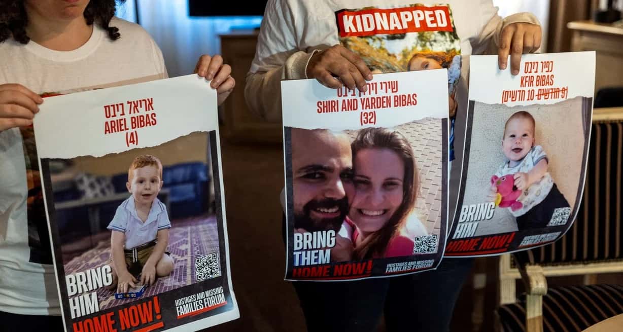 Kfir, su hermanito Ariel, y sus padres, Shiri y Yarden permanecen secuestrados. Foto: Reuters