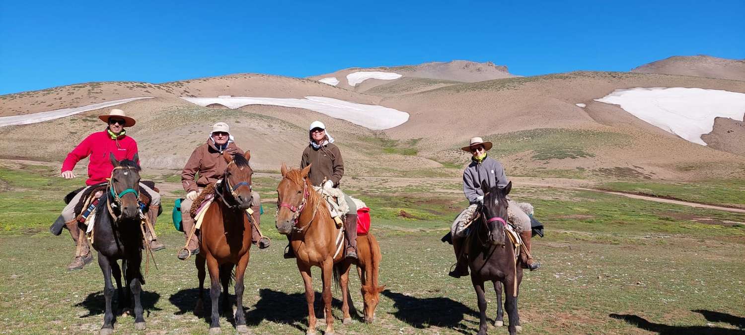 Cruzó la Cordillera de los Andes a caballo para festejar sus 70 años