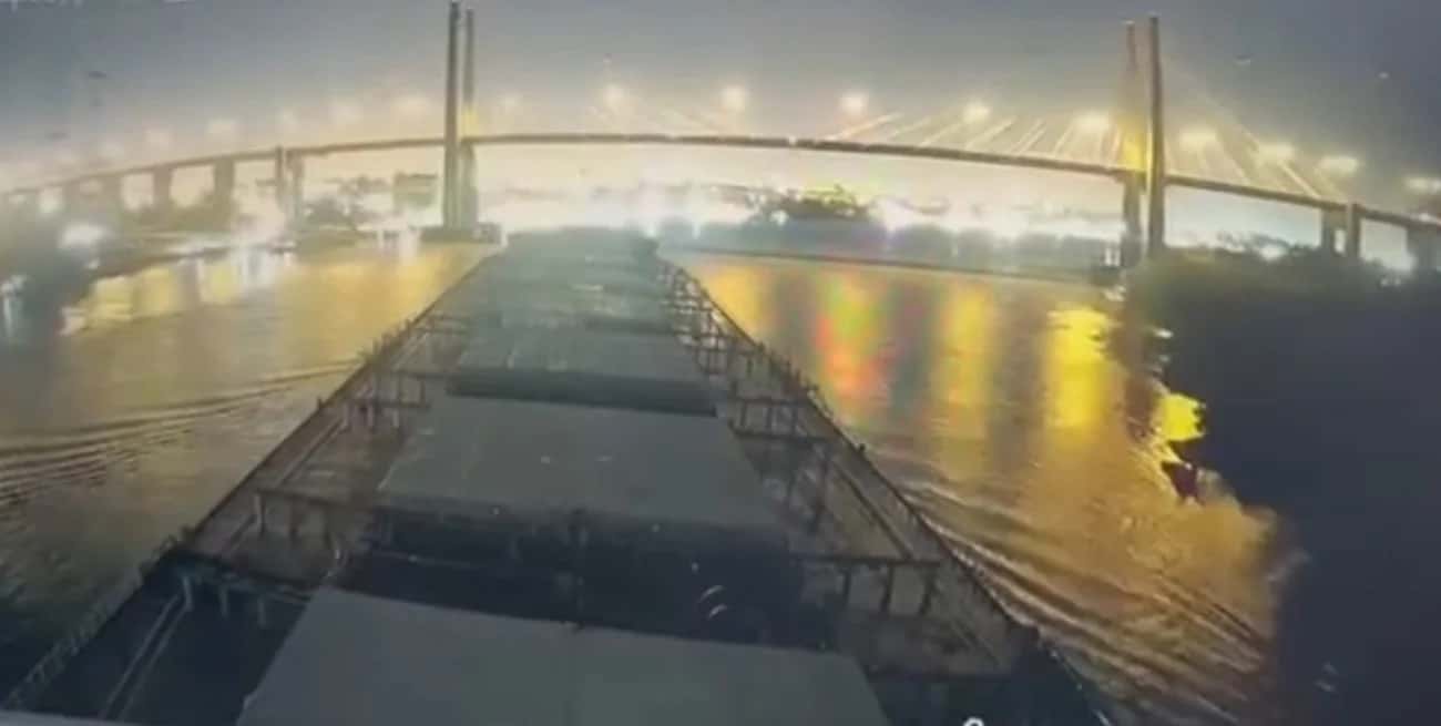 Video: así fue el llamativo choque del barco extranjero al puente Zárate - Brazo Largo