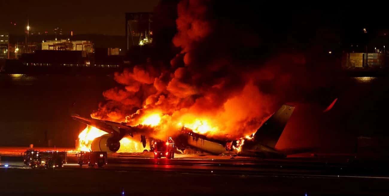 Choque e incendio entre un avión comercial de Japón con más de 300 pasajeros y una aeronave militar