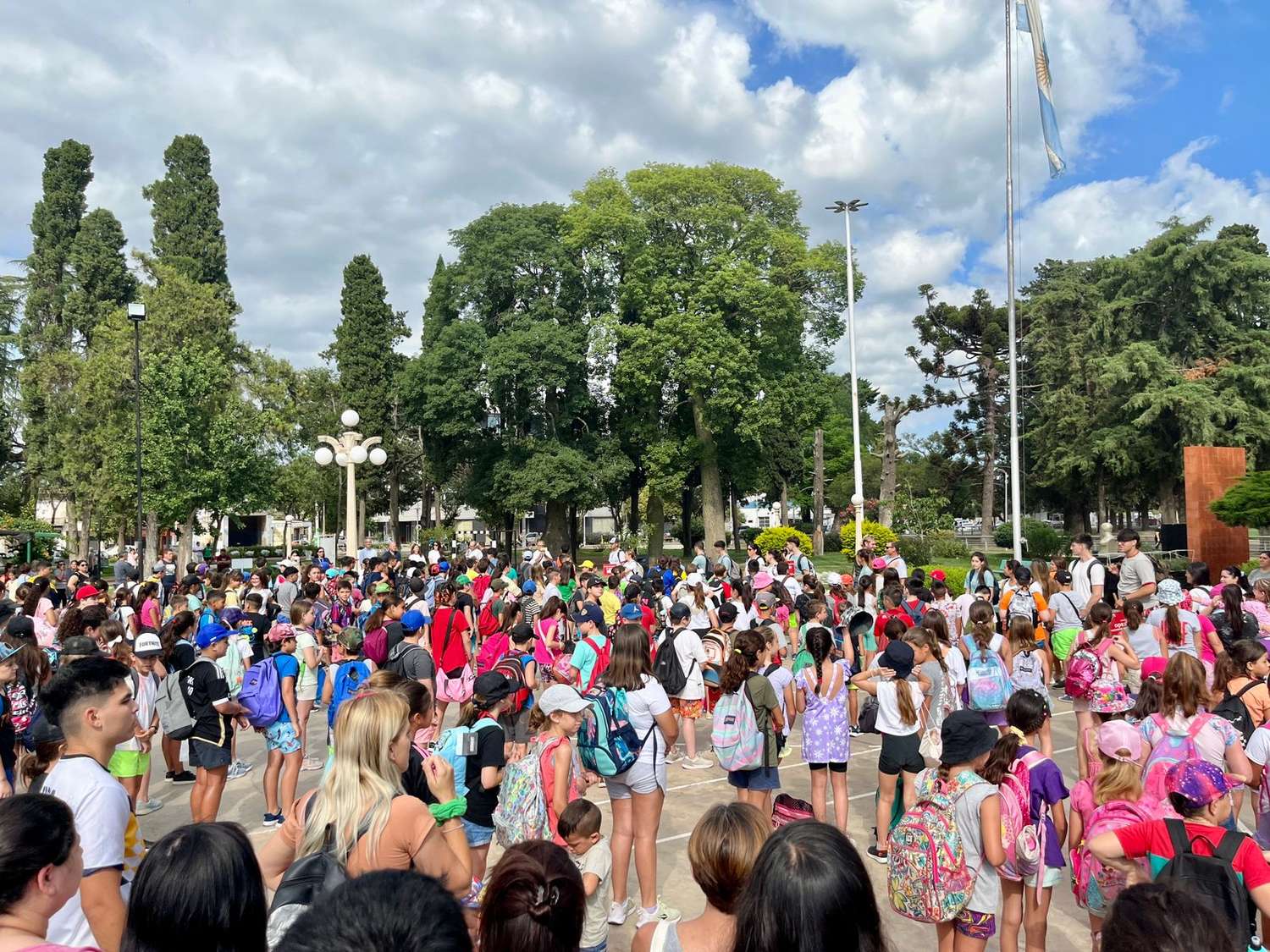 Unos 600 niños iniciaron sus actividades de verano en el Parque Municipal.