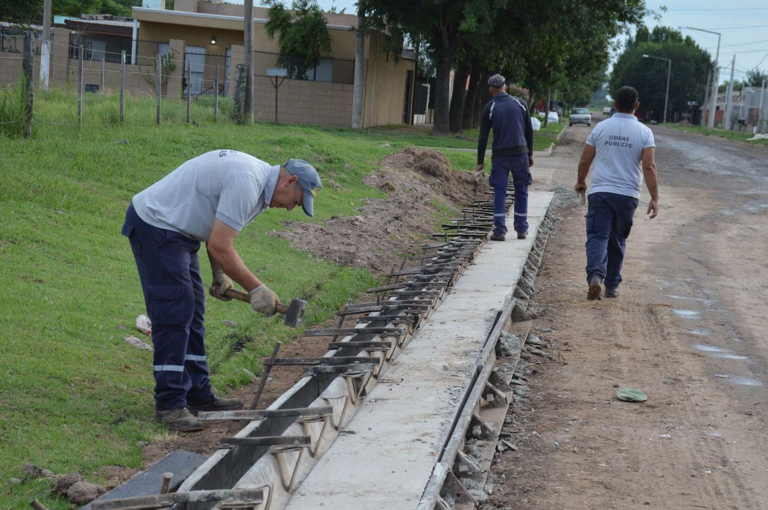 El gobierno venadense construye cordón cuneta en los barrios