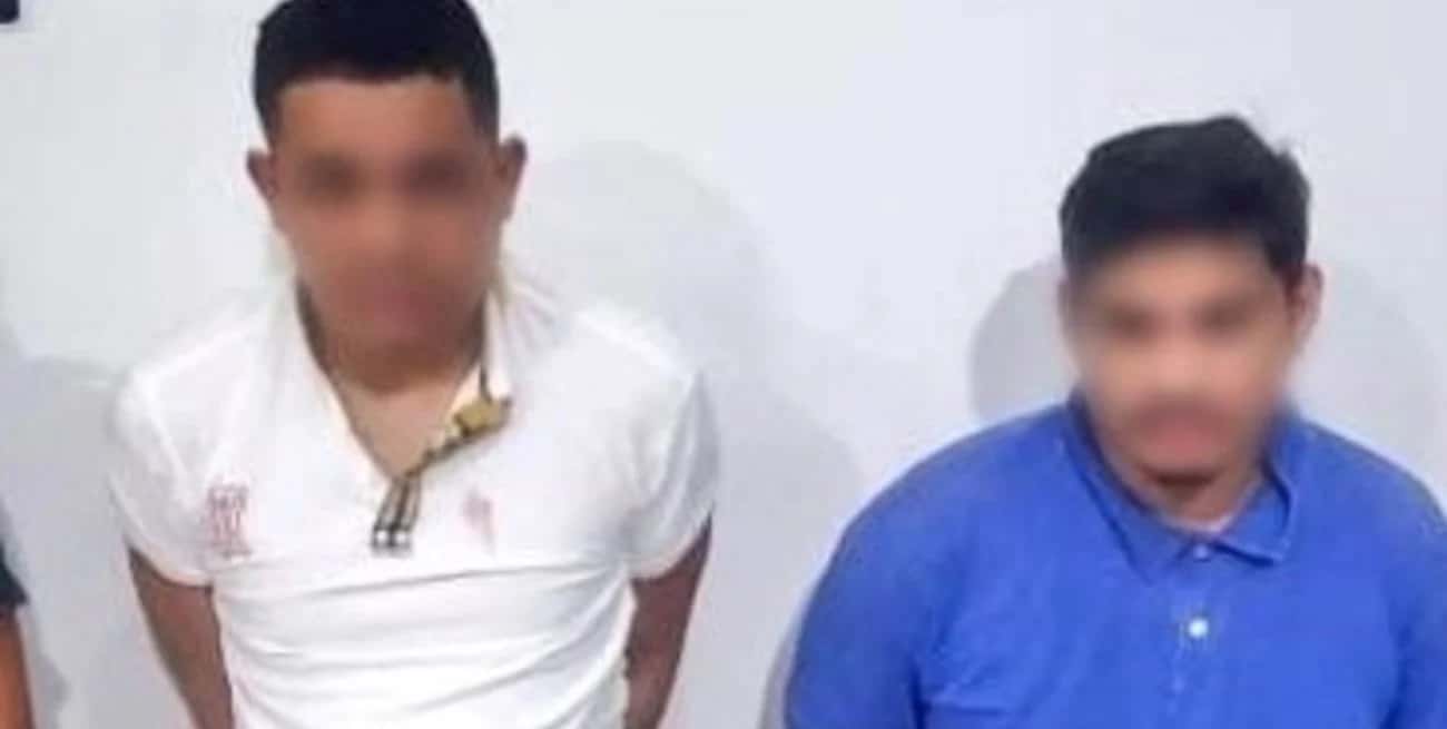 Las autoridades presentaron una fotografía de los dos sospechosos, sin que se puedan identificar sus rostros.