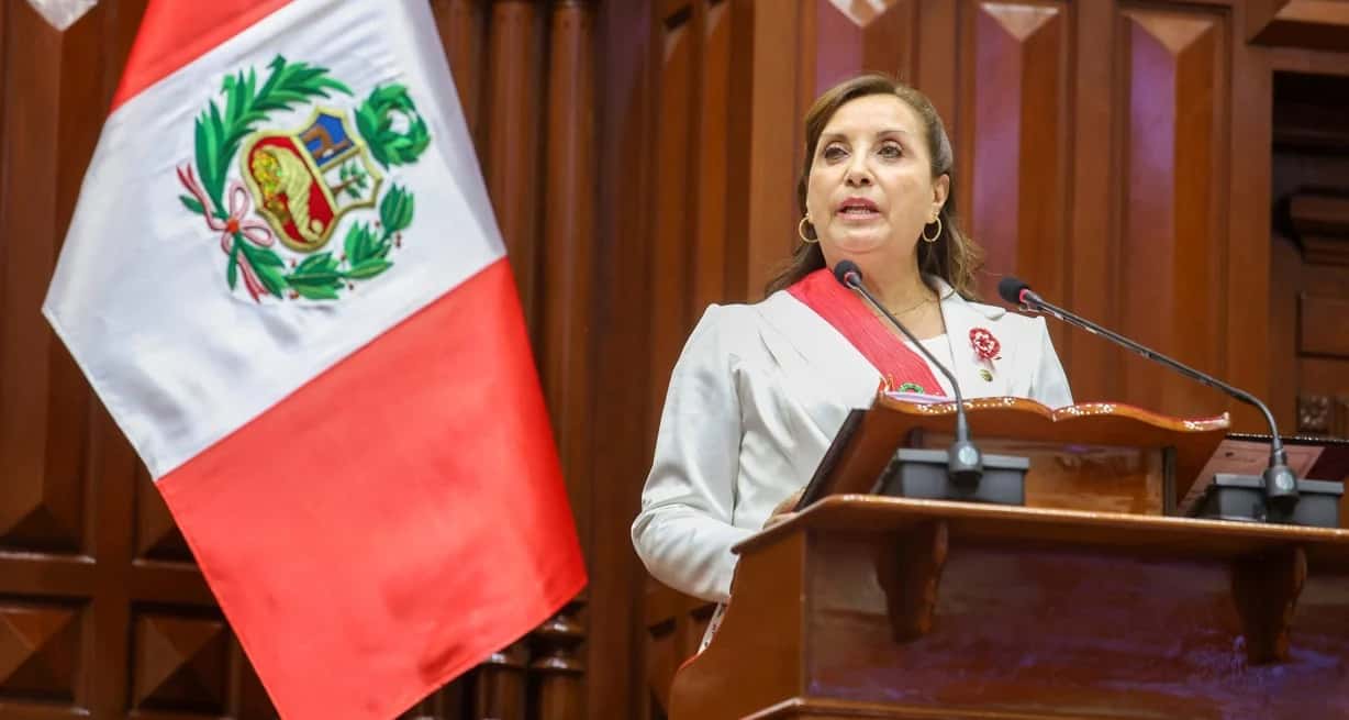 Video: una mujer agredió a la presidente de Perú durante un acto público