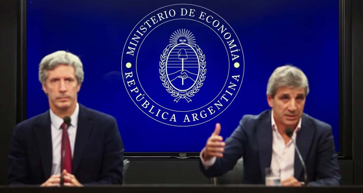 El ministro de Economía, Luis Caputo y el presidente del Banco Central, Santiago Bausili, explicaron los alcances del acuerdo en conferencia de prensa. Crédito: REUTERS/Matias Baglietto