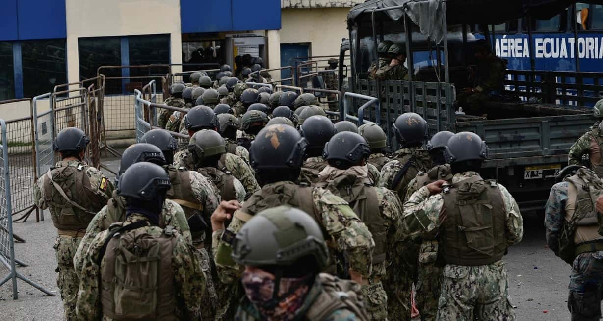 Soldados patrullan luego de que el presidente Daniel Noboa declarara estado de emergencia tras la desaparición de "Fito" Macías, líder de la banda criminal Los Choneros, el 9 de enero de 2024. Foto. Reuters.