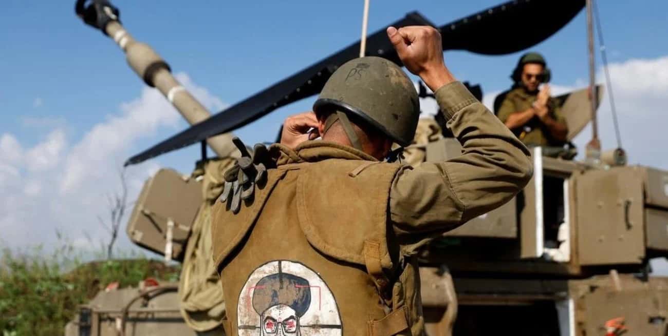 Soldado israelí con la imagen del líder del Hezbolá, Hasan Nasrallah, en su chaqueta. Verdadero símbolo de los cruces de artillería que marcaron los últimos días del conflicto en Oriente Medio, con la escalada en la frontera norte de Israel.