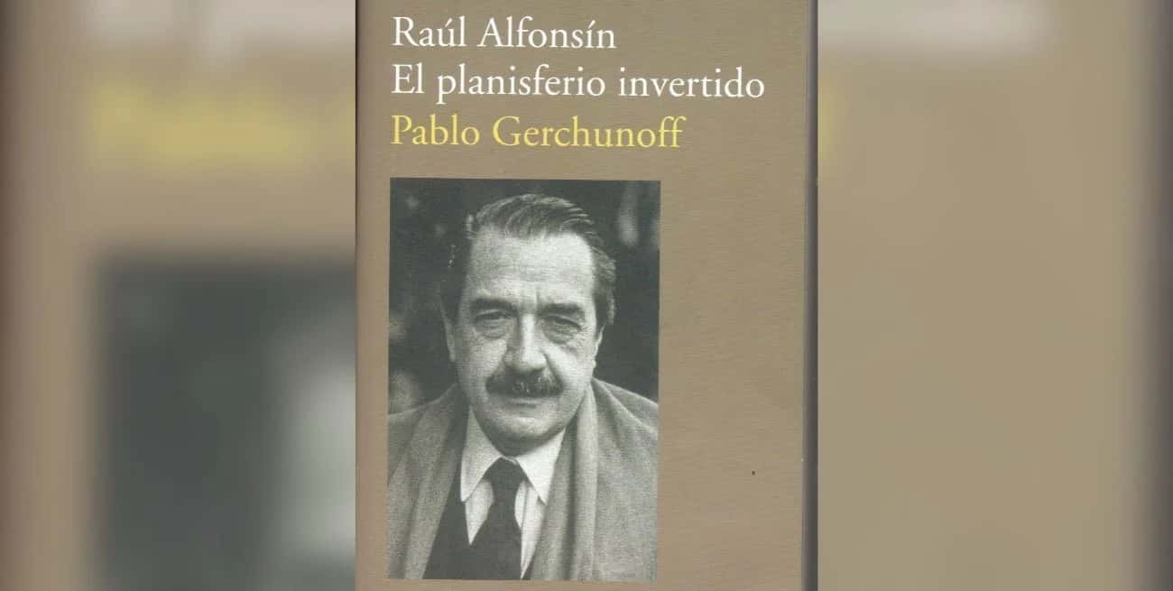 Portada del libro "Raúl Alfonsín. El planisferio invertido" (2022).