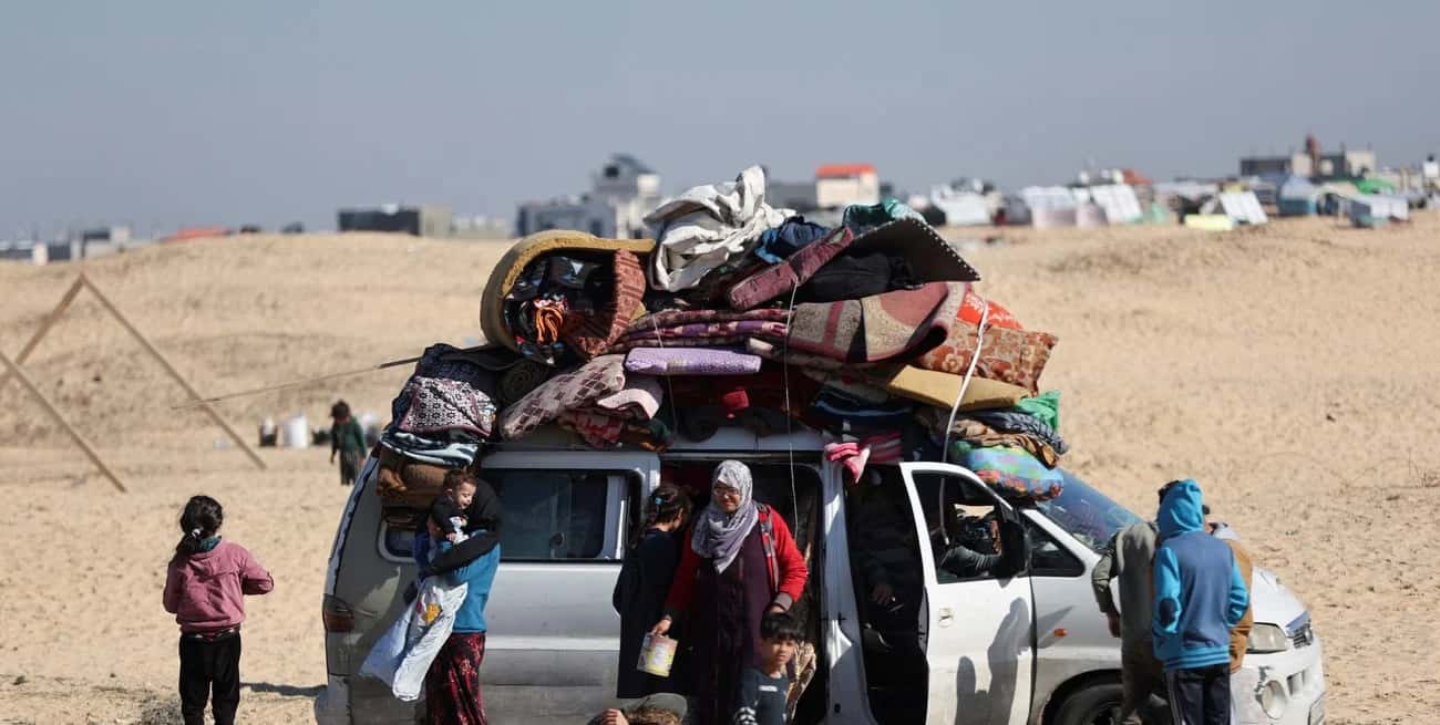 Palestinos desplazados huyen a Rafah (Egipto), hacia el sur de la Franja de Gaza. Foto: Reuters