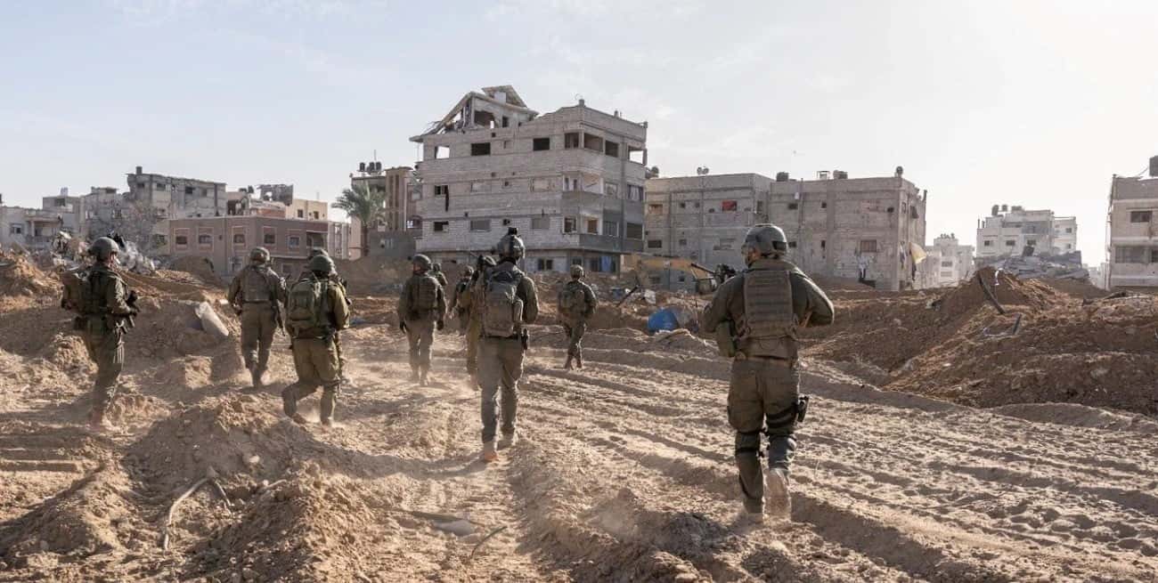 Un grupo de soldados israelíes operan en la Franja de Gaza. Crédito: REUTERS.