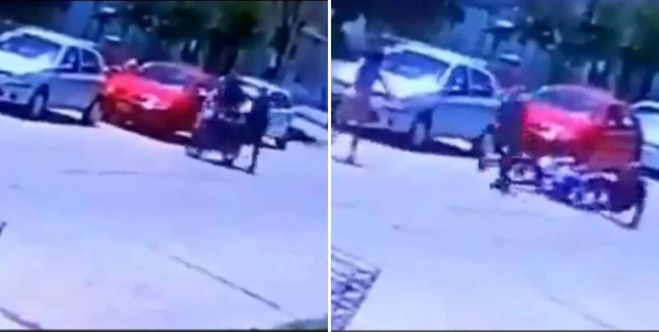 En las imágenes se ve cómo un hombre y una mujer fueron abordados por dos motochorros.