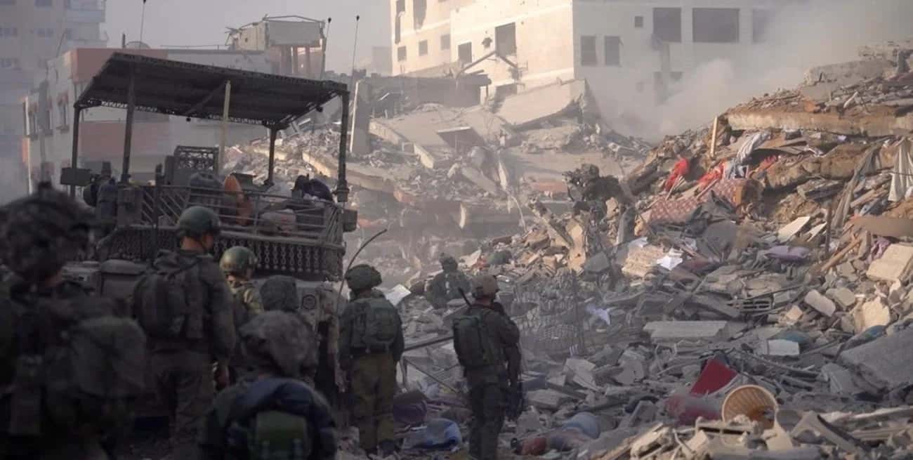 Destrucción total. Soldados de las Fuerzas de Defensa de Israel (FDI) patrullan en medio de edificios en escombros, luego de bombardear sectores identificados como objetivos de Hamás en la Ciudad de Gaza. FDI / Agencia DW
