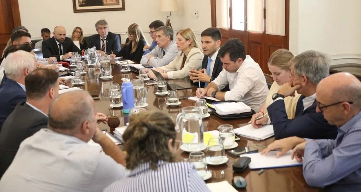 El gobernador Maximiliano Pullaro encabezó una nueva reunión del Gabinete provincial en el Salón Protocolar de la Casa de Gobierno.