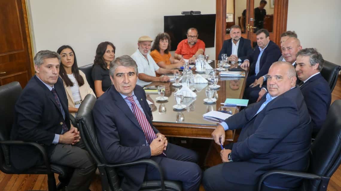 Los ministros Fabián Bastía y Pablo Olivares encabezaron este lunes la primera reunión paritaria de la administración central.