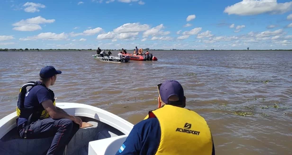 Este miércoles continuó la búsqueda del pescador caído al Río Coronda