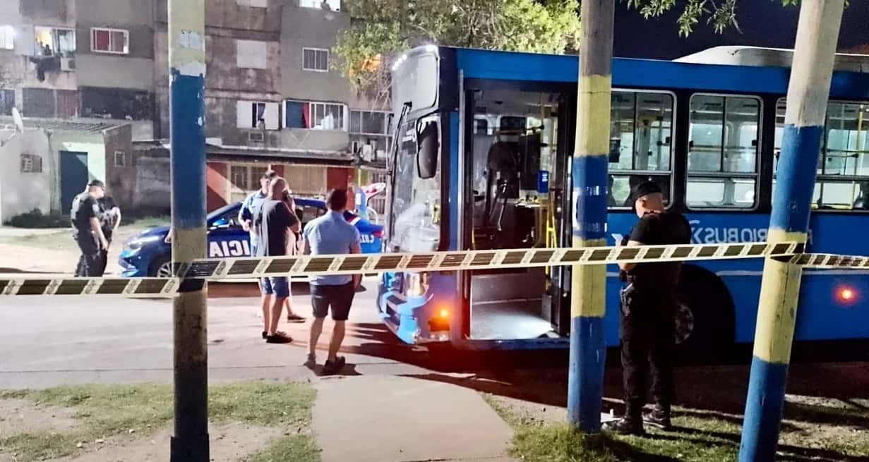 Un interno de la línea 130, de la empresa Rosario Bus fue baleado en la noche de este lunes 22 de enero en la zona sudoeste de Rosario.