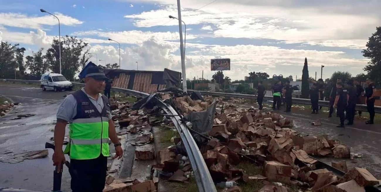 Video: un camión que transportaba aceite volcó en Rosario y le saquearon la mercadería