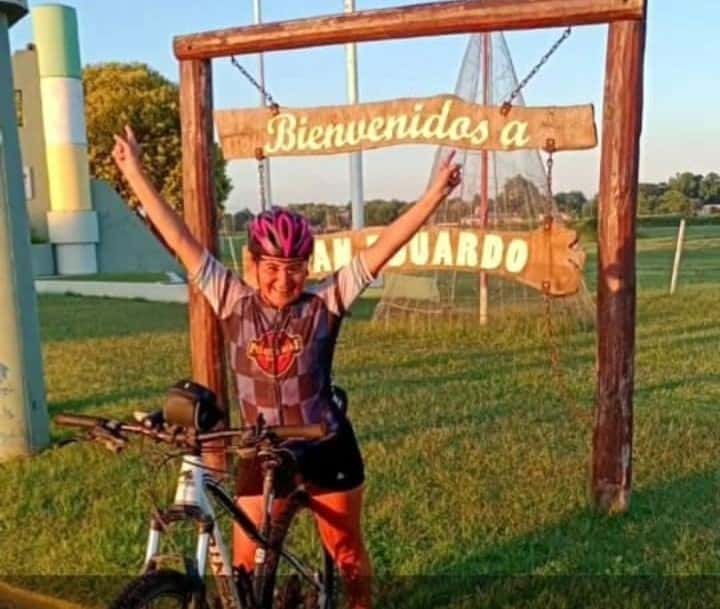 Sandra González, asistente escolar y aficionada al ciclismo, en una de sus tantas recorridas regionales.