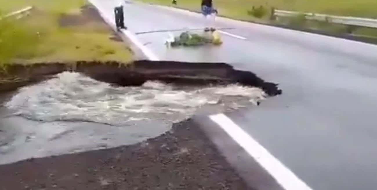 Video: corte total de la Ruta 12 debido a un socavamiento tras las lluvias en Corrientes