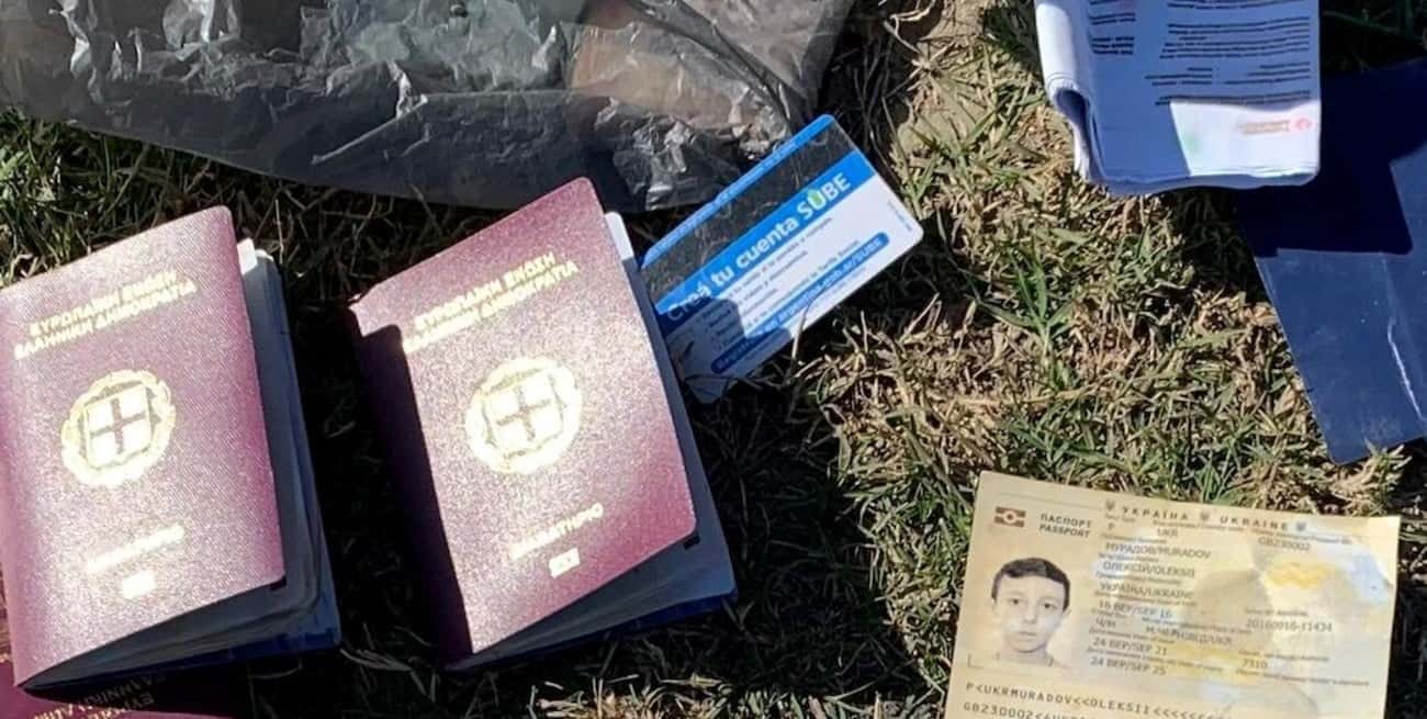 Insólito: hallaron una tarjeta SUBE junto a varios pasaportes descartados en la frontera de Estados Unidos