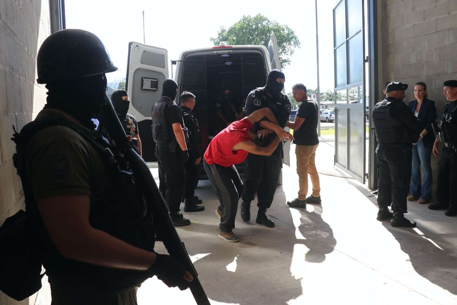 Vaciamiento de comisarías: trasladaron otros 36 detenidos a la cárcel de Las Flores