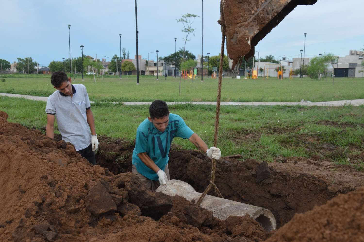 La división Desagües coloca tubería en Santiago del Estero y Arenales