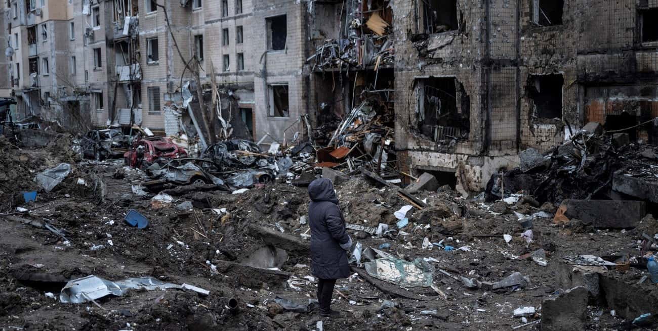 Una mujer observa los destrozos masivos en edificios de Kiev tras los ataques de este 2 de enero. Crédito: Viacheslav Ratynskyi/Reuters