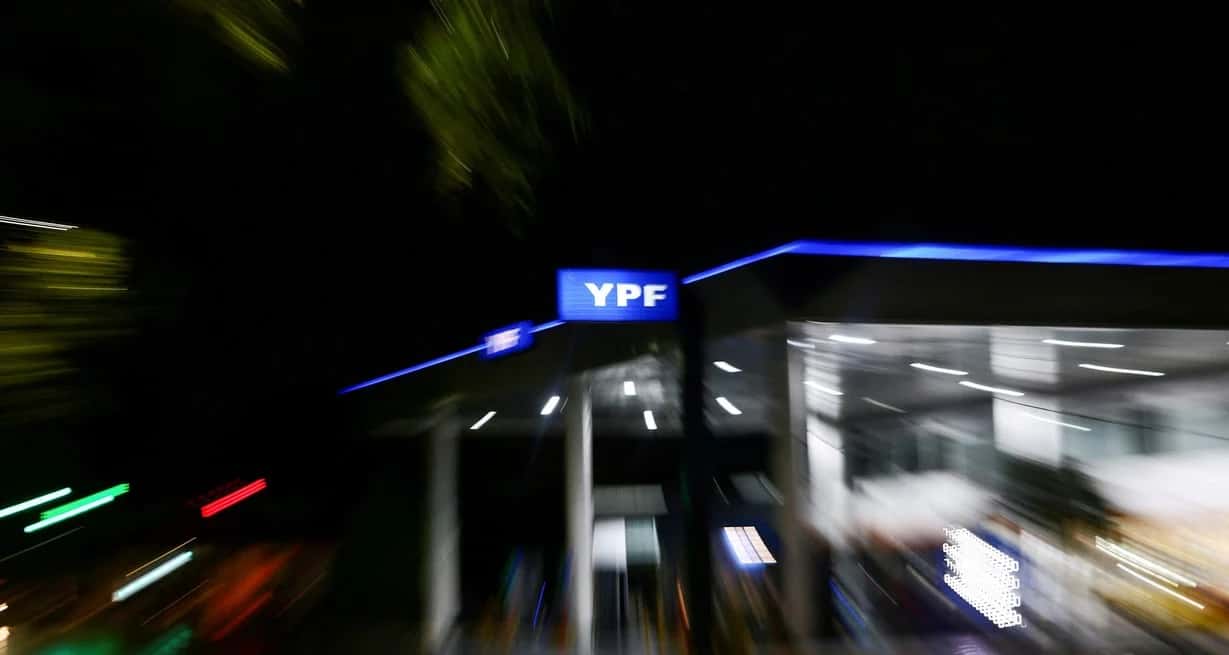 YPF sale de la mira de una privatización y sella un acuerdo histórico con Santa Cruz