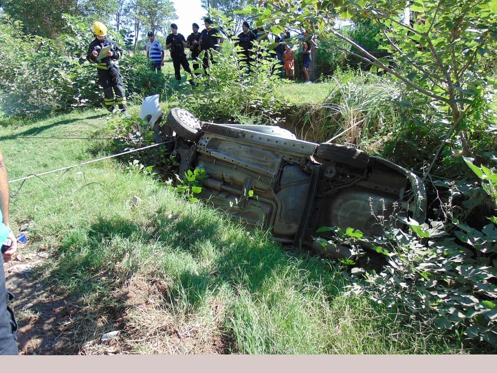 Un automóvil cayó en un cunetón: el conductor debió ser hospitalizado