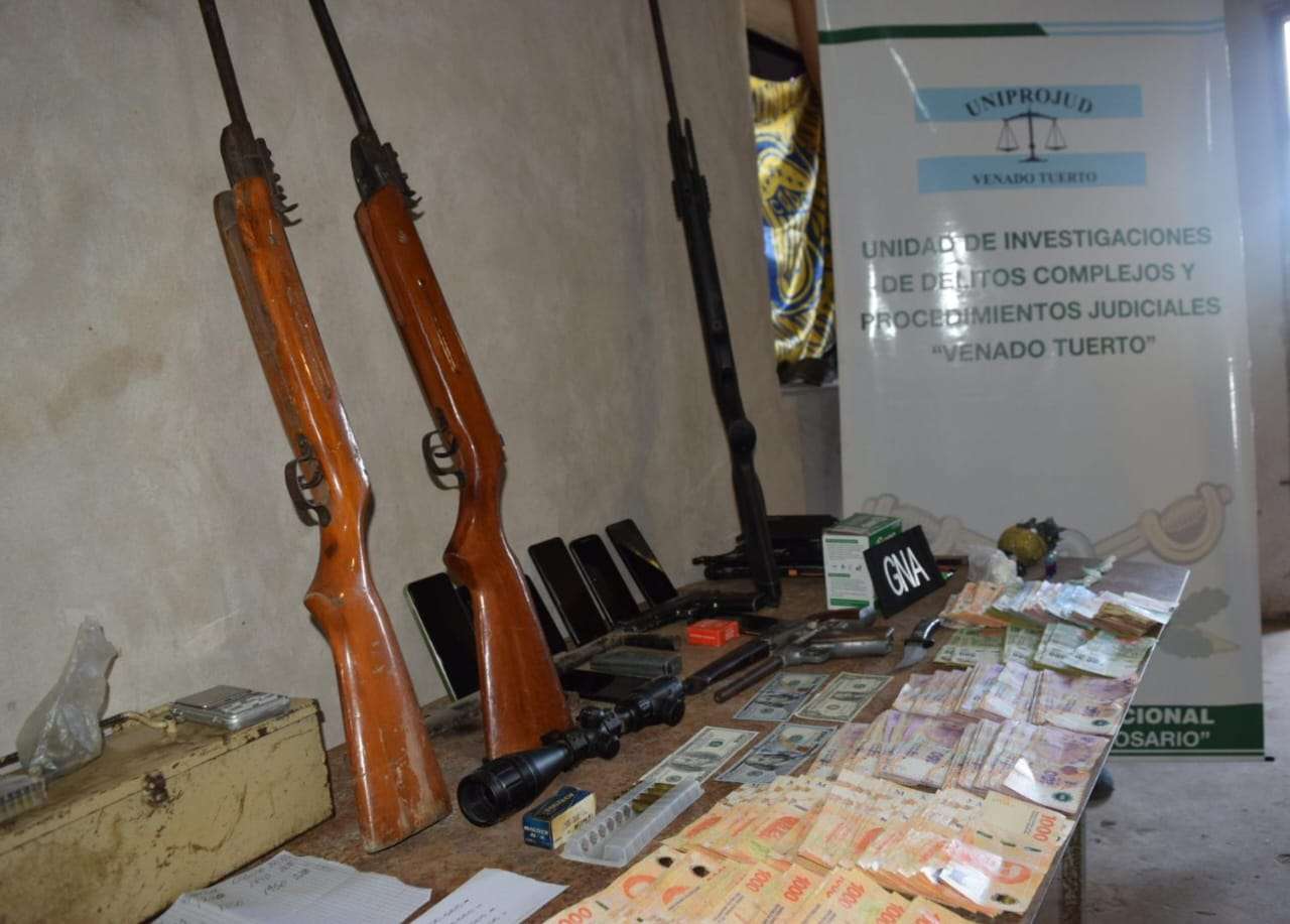Allanamientos en Firmat: secuestraron droga, armas, dinero y vehículos