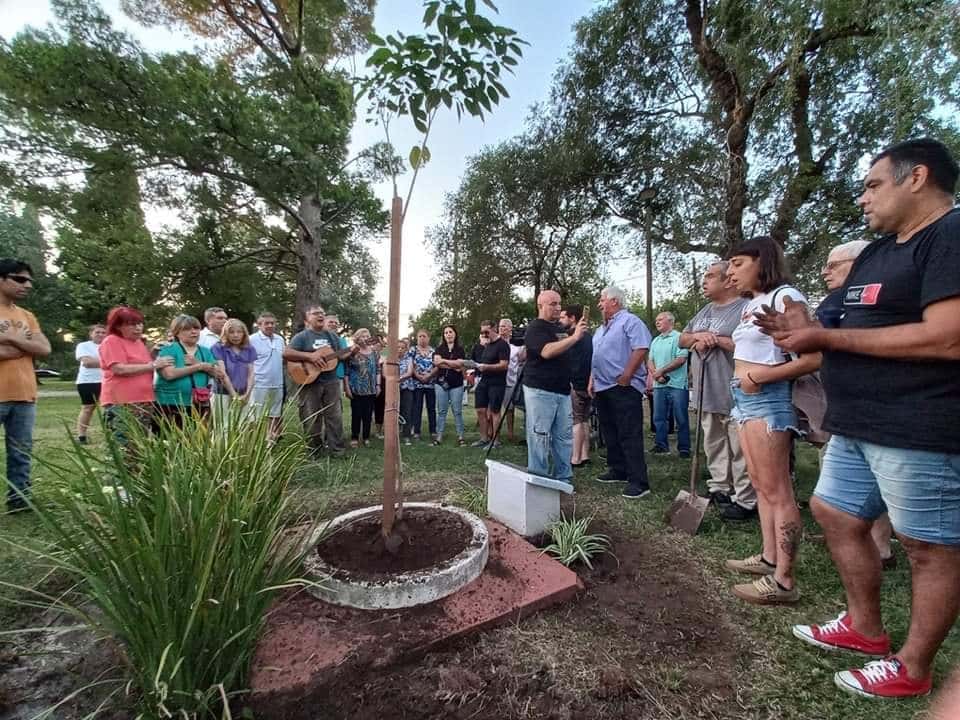 Rufino: familiares y amigos plantaron un árbol en homenaje al músico José Palacios