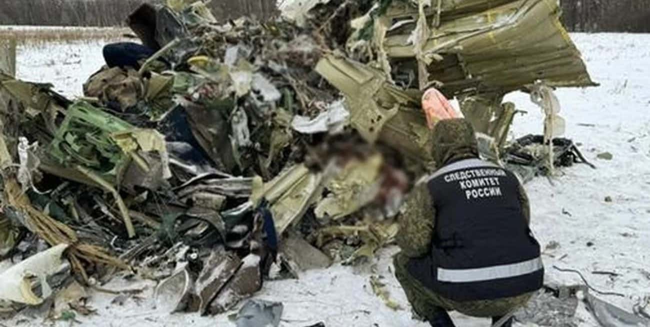 Restos del avión derribado sobre territorio ruso. De acuerdo con la versión oficial de Moscú, la aeronave transportaba prisioneros de guerra ucranianos. Kiev, que niega eso, afirma que en realidad había armas a bordo.