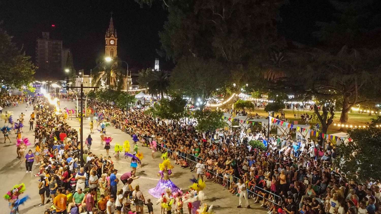Una multitud colmó la plaza San Martín para celebrar los carnavales