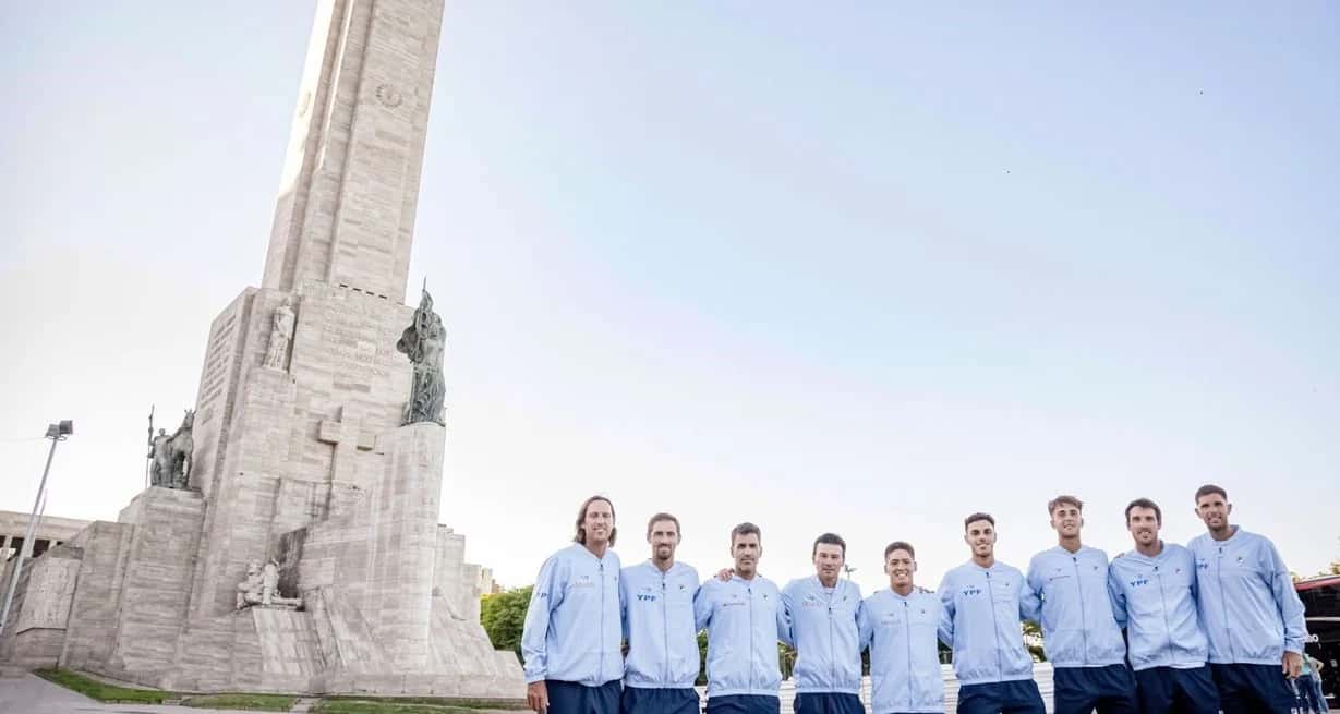 Foto oficial del equipo de Copa Davis en el Monumento a la Bandera
