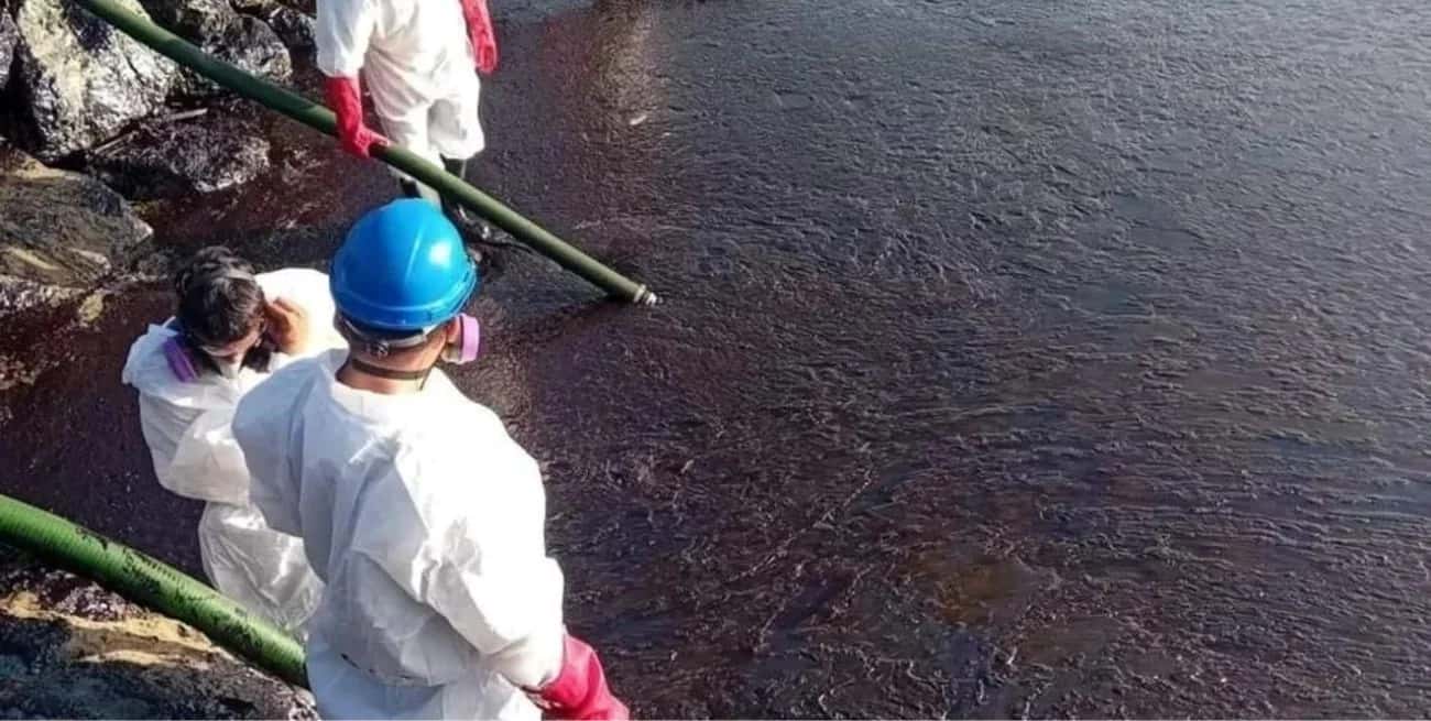Por un derrame de petróleo, declaran la emergencia ambiental en Aruba
